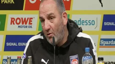 国足深夜对决受赛事影响，塞鸟错失良机引发意外